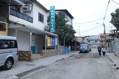Después de la balacera, esta farmacia dejó de atender al público. Los moradores están aterrados por la presencia de ‘vacunadores’.DEL 2022 GUAYAQUIL-ECUADOR