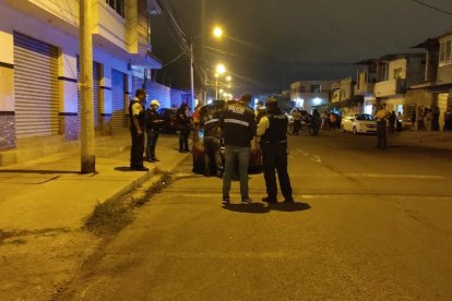 Agentes de Criminalística y de la Dinased recogen indicios que permitan dar con los responsables de esta atroz acción.