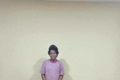 El detenido con las evidencias recabadas al momento de su captura.