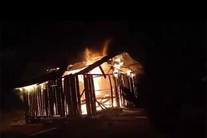 El inmueble siendo consumido por las llamas.