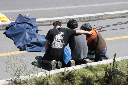 Familiares del fallecido llegaron a la escena. Se posaron junto al cadáver.