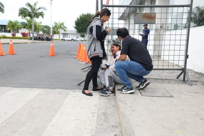 Narcisa Chilán llora desconsolada la muerte de su esposo y padre de sus hijos.