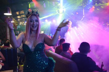 Marián Sabaté se robó las miradas de las sexoservidoras y del público. Le pidieron fotos y besos.