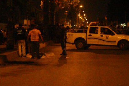 Testigos indicaron a los agentes que unos tipos caminaban por el sitio antes de que el chamo salga de la barbería.