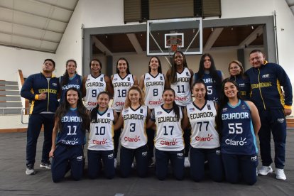 La Tricolor de baloncesto femenino, dirigida por Patricio Ponce (d), compite desde hoy en el Campeonato Sudamericano.