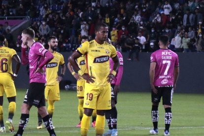 La reacción de Nixon Molina tras fallar el penal ante el arquero Moisés Ramírez fue criticada por los hinchas amarillos.