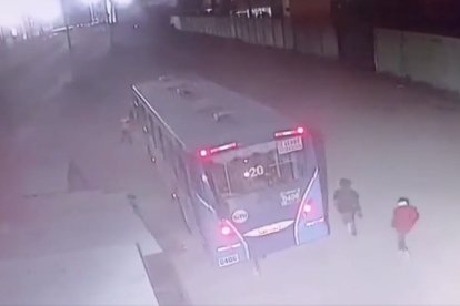 En una parte del video del asalto se observa a sujetos acercarse a un bus.