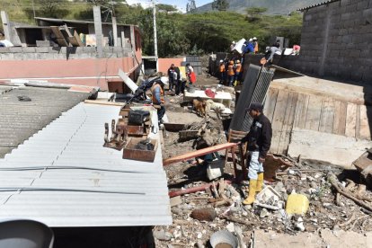 La lluvia y el lodo arrasó con todo a su paso.