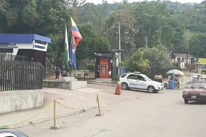 Hasta esta Unidad de Vigilancia Comunitaria de la Policía Nacional llegó el desesperado conductor.