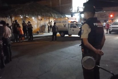 Los hombres fueron sorprendidos cuando libaban en un salón de juegos de azar.