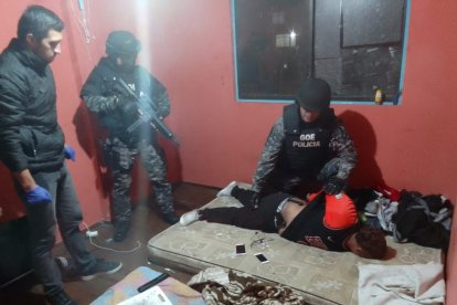 Miembros de la Policía Nacional allanaron un inmueble y detuvo a cinco sospechosos.