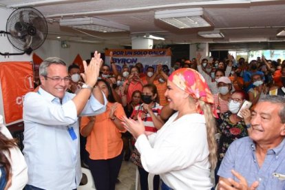 Jimmy Jairala, fundador de Centro Democrático y precandidato a la Alcaldía de Guayaquil, y Carla Sala, precandidata a concejal del Distrito 1 de la urbe porteña.