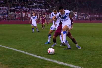 El jugador de Lanús, Mateo Sanabria, le agarró las partes íntimas al defensa de Vélez, Francisco Ortega. El árbitro revisó la jugada con VAR y lo expulsó.