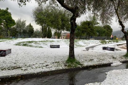 Las calles del sur de la capital se llenaron completamente de granizo.