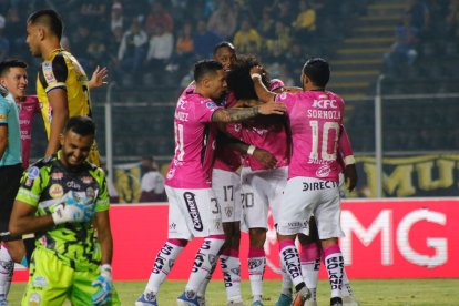 Los jugadores de Independiente del Valle felicitan a Marco Angulo tras marcar el gol del triunfo en la visita a Deportivo Táchira.