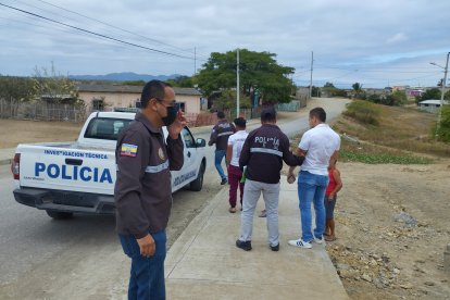 Operativo realizado por agentes, buscando evidencias del caso.