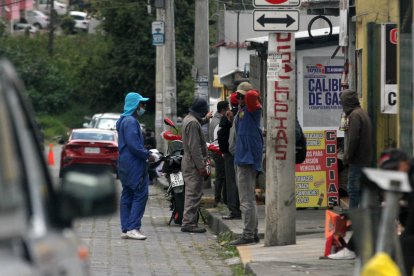 Los enganchadores de las mecánicas aguardan por los usuarios cerca del puesto de revisión vehicular.
