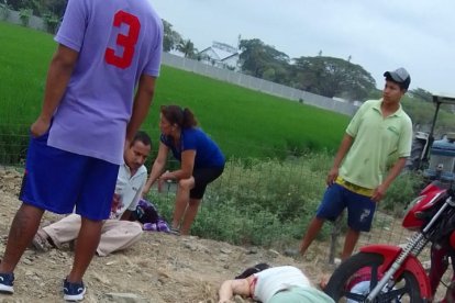 Una de las víctimas quedó tendida tras el enfrentamiento en un sector de la vía La Victoria