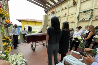Familaires y amigos en el sepelio del expresentador.