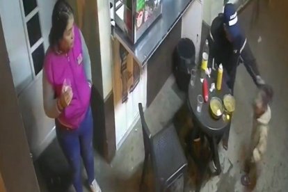 La golpeó brutalmente contra la mesa por pedirle comida