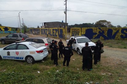 Agentes policiales hicieron un rastreo en los alrededores para dar  con los sospechosos.