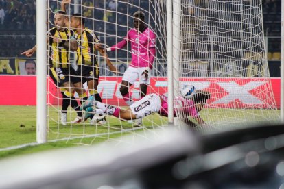 Marco Angulo terminó dentro del arco tras marcar el gol de la  victoria de Independiente del Valle en la visita a Deportivo Táchira.
