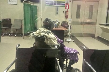 El cuerpo del hombre fue dejado en una silla del hospital.