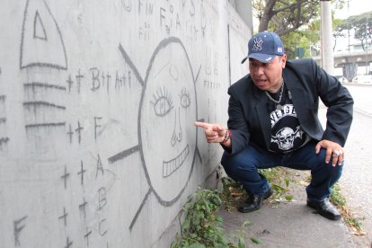Símbolos raros fueron dibujados en la fachada del Cementerio Patrimonial de Guayaquil.