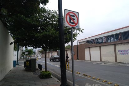 Los cables del poste (cercano a la señalética de no estacionar) fueron cortados para llevar a cabo el robo.