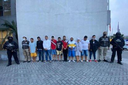 Doce personas fueron detenidas durante un operativo. Entre las evidencias se halló dinero en efectivo y un arma de fuego.