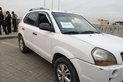 El carro tenía un papel pegado en el parabrisas con el número de matrícula, pero no tenía placa física.