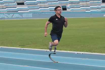 Tras un mes de entrenamiento como deportista federado por Guayas, Marcelo registra ya 21 segundos en los 100 m planos.