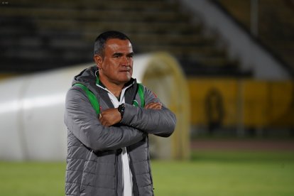 Goevanny Cumbicus, estratega de Mushuc Runa, recibió un mensaje en su celular antes de medir a Vargas Torres.