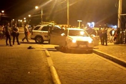 A dos hombres que andaban en un carro blanco le ‘corrieron plomo’, uno falleció.