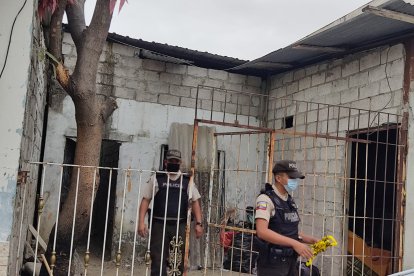 Agentes del servicio urbano acudieron a la vivienda donde ocurrió el hallazgo y acordonaron la zona para evitar que curiosos se acerquen.