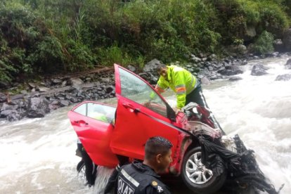Auto cayó a un barranco en la vía Alóag - Santo Domingo