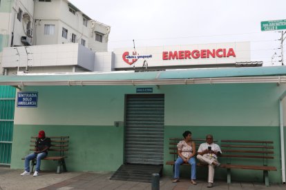 La joven madre permanece bajo cuidados intensivos, pues también tenía cortes en el cuello.