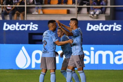 El delantero argentino Mauro Quiroga (d) marcó en el triunfo que logró Emelec ante Delfín.