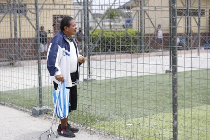 Pepe Cebolla viendo la cancha de la Liga del Guasmo.