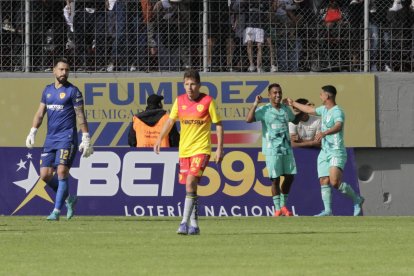 Danny Luna, en el último minuto de descuento, marcó el 1-1 en el Superclásico jugado esta tarde en el estadio Gonzalo Pozo.