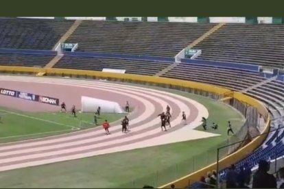 Los hinchas del Deportivo Quito invadieron la cancha del estadio Atahualpa.