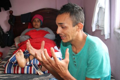 María permanece en una cama, pues un aparato de titanio no la deja movilizarse ni para ir al baño.