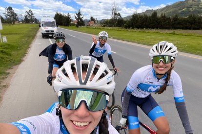 Ana Vivar (i), Daniela Pulecio, Marcela Peñafiel y Natalia Vásquez (d) durante su primer entrenamiento en las carreteras colombianas.