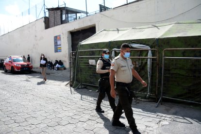 Ayer, en el Centro de Detención Provisional de El Inca hubo hermetismo sobre lo ocurrido. En el círculo, el guía penitenciario atacado por los reos.