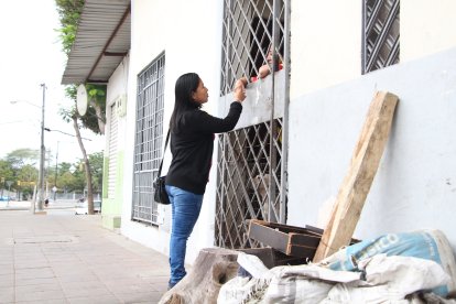 La tía de la víctima, Bryan Alvarado Tapia, recibe el consuelo de sus vecinos.