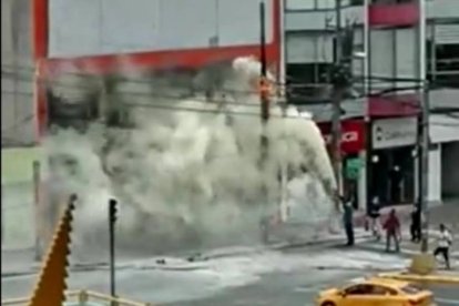 El incidente quedó registrado en un video. Las llamas consumieron los cables.