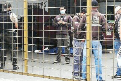 Al sitio llegaron agentes policiales, quienes inspeccionaron el interior del carro del difunto para recabar algún dato.