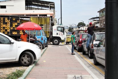Los dueños de los locales obstruyen calles y veredas, algo que la ciudadanía denuncia con frecuencia.