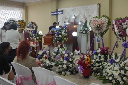 Entre decenas de ramos de flores recordaron las cualidades de la estudiante fallecida en el siniestro.