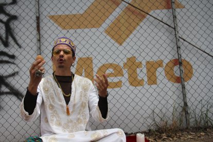 El vidente llegó hasta una de las estaciones del sur de Quito para hacer el ritual.